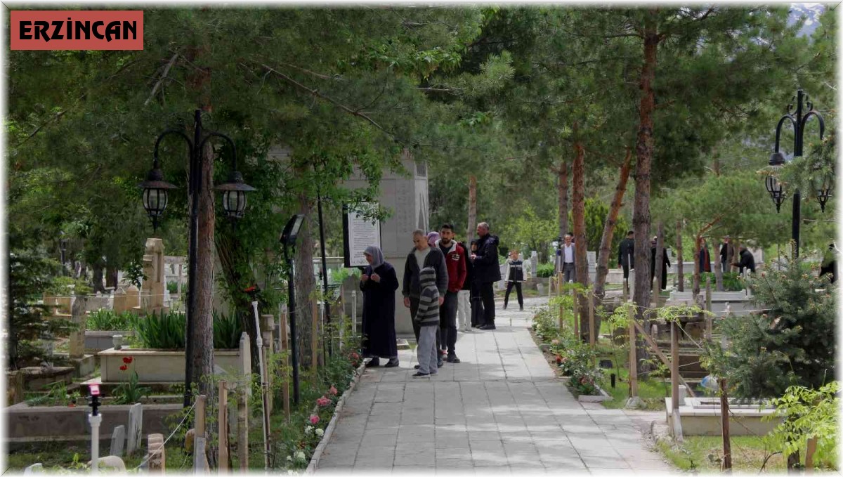 Pandemiyle geçen iki yılın ardından mezarlıklar ziyaretçilerle doldu