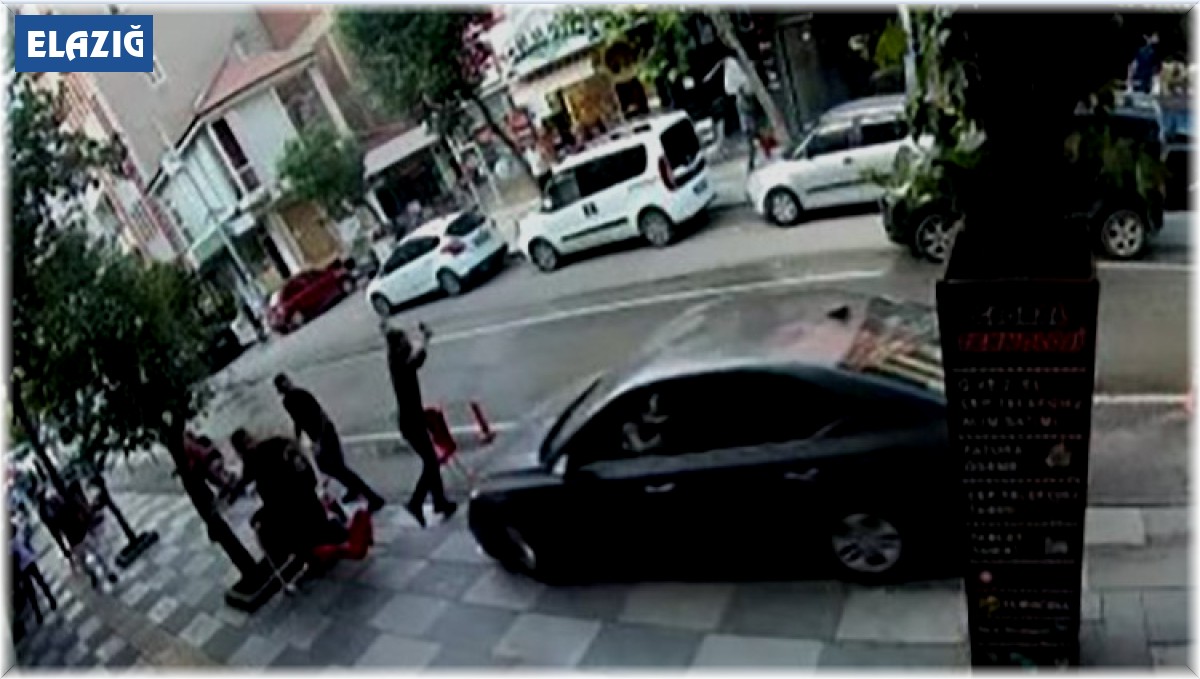 Panik yaparak gaza basan sürücü kaldırımdaki grubun arasına daldı: 1 yaralı