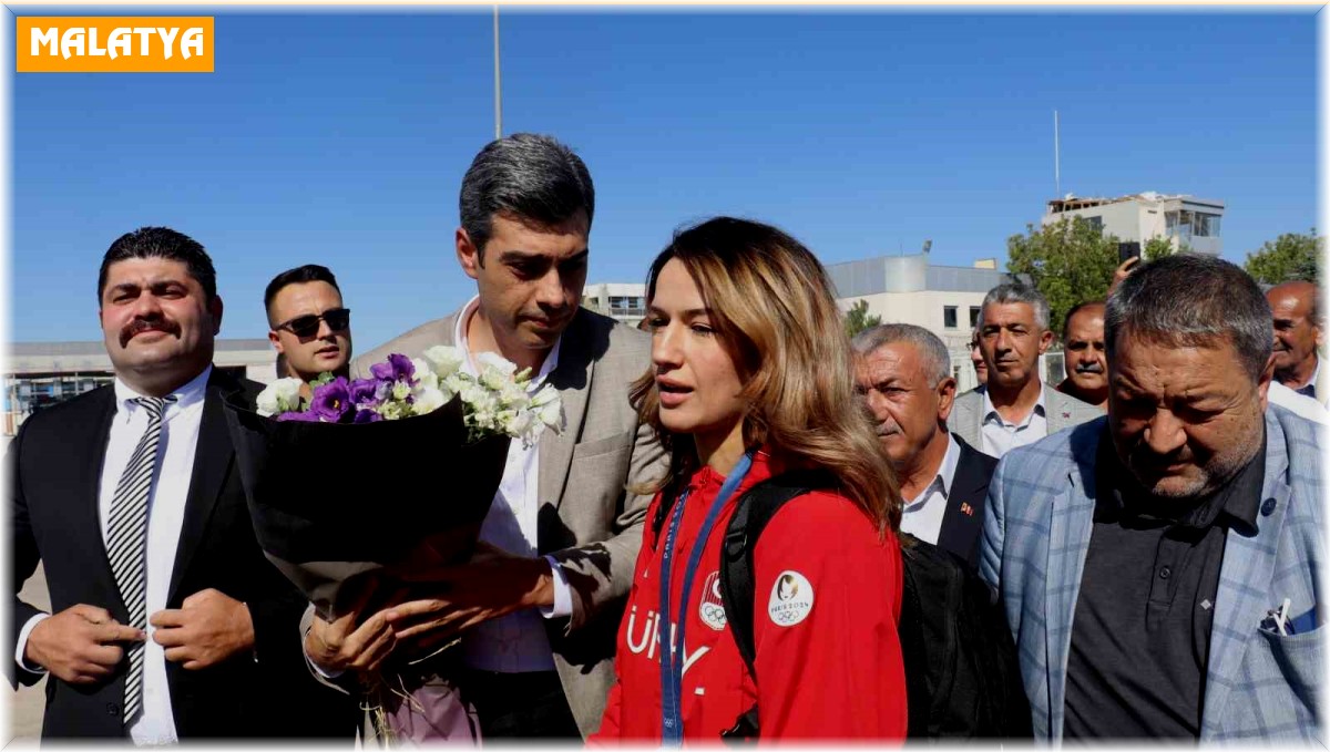 Paris Olimpiyatları'ndan başarı ile dönen milli boksör Hatice Akbaş'a coşkulu karşılama