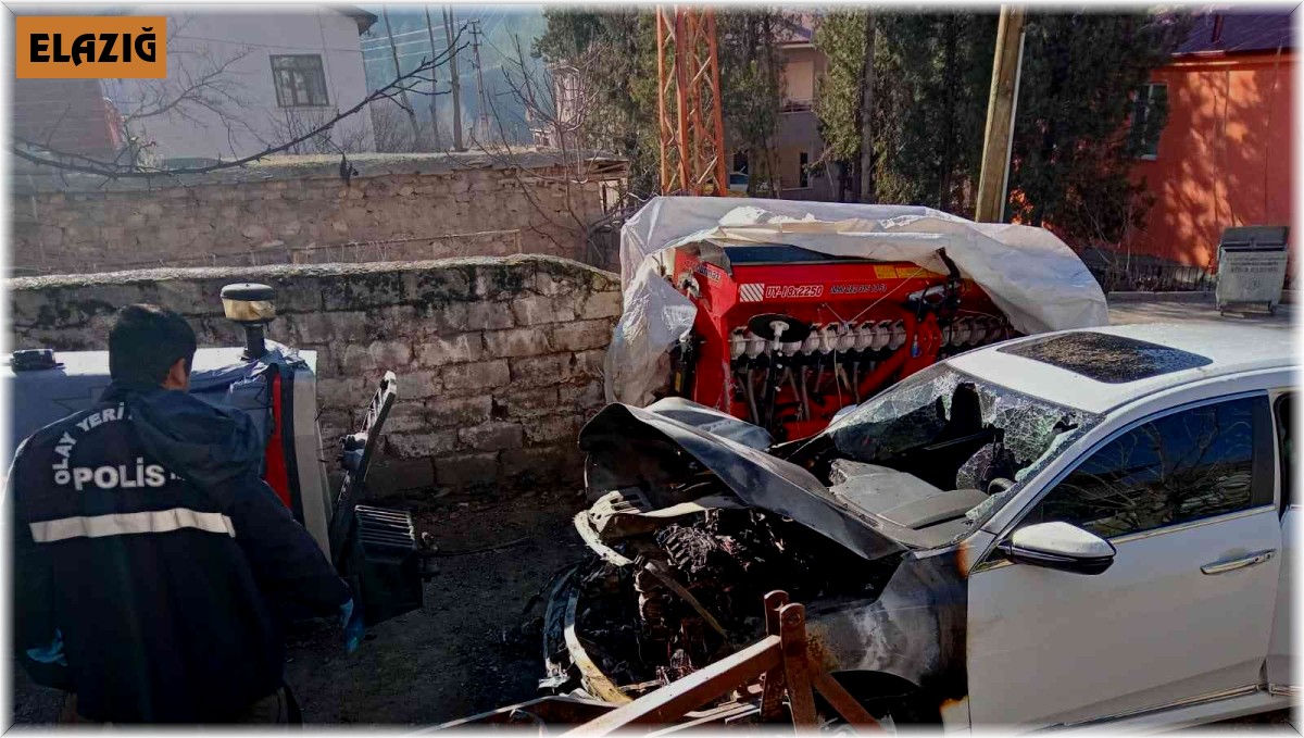 Park halinde alev alan otomobil kullanılamaz hale geldi