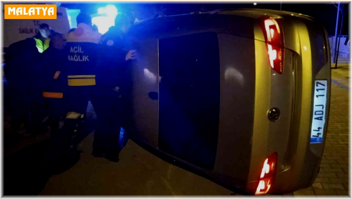 Park halinde araca çarpan otomobil yan yattı: 4 yaralı