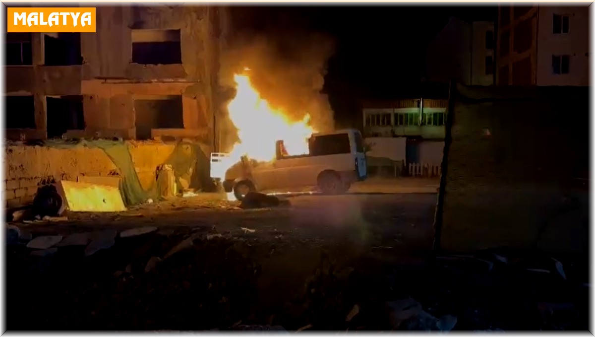 Park halindeki araç alevlere teslim oldu