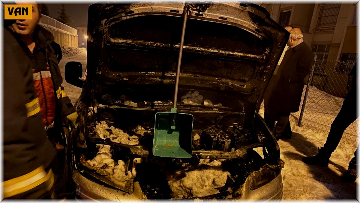 Park halindeki araç yandı