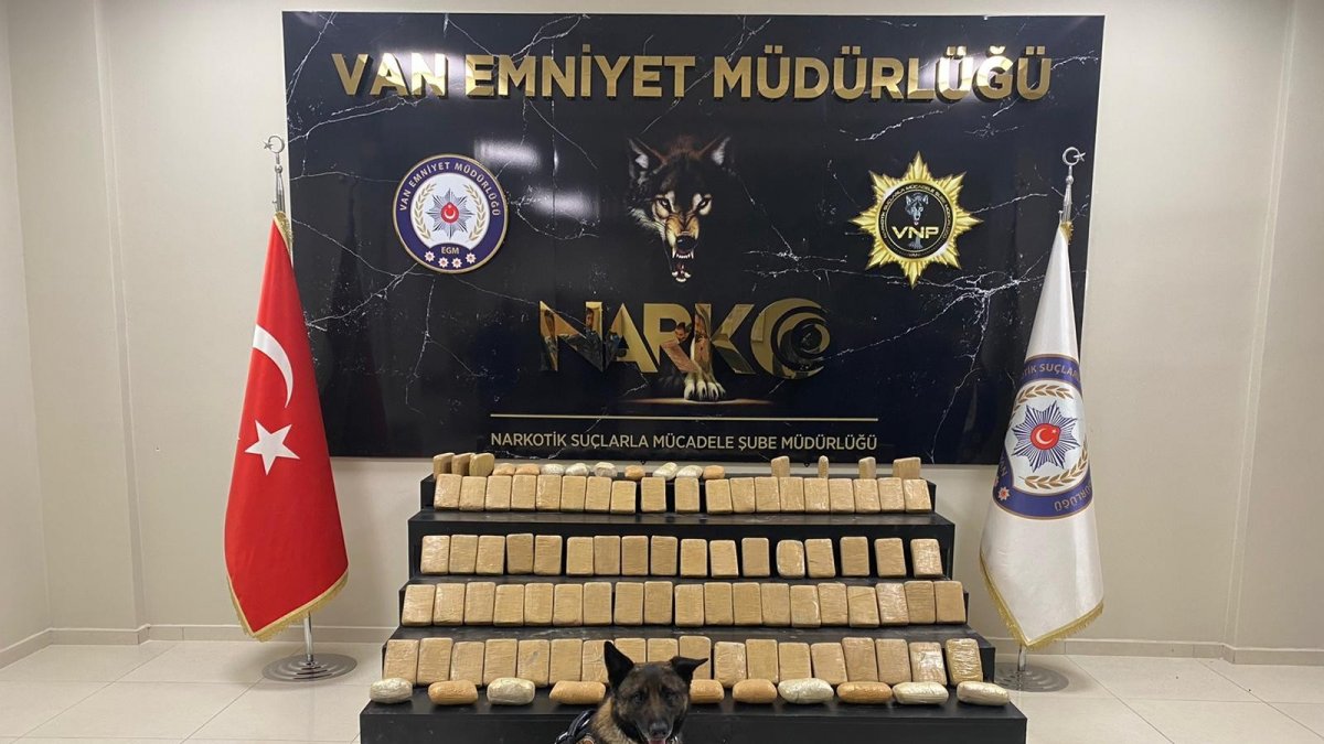 Park halindeki araçta 51 kilo 561 gram eroin ele geçirildi