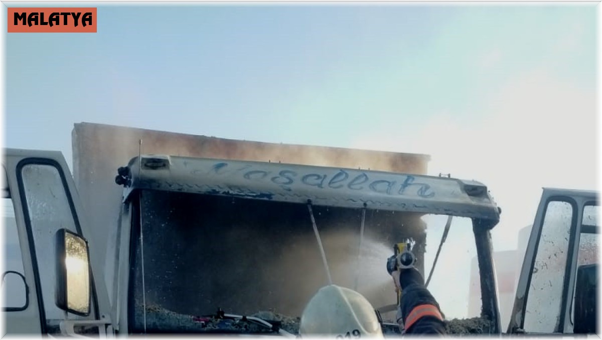 Park halindeki kamyon alev alev yandı