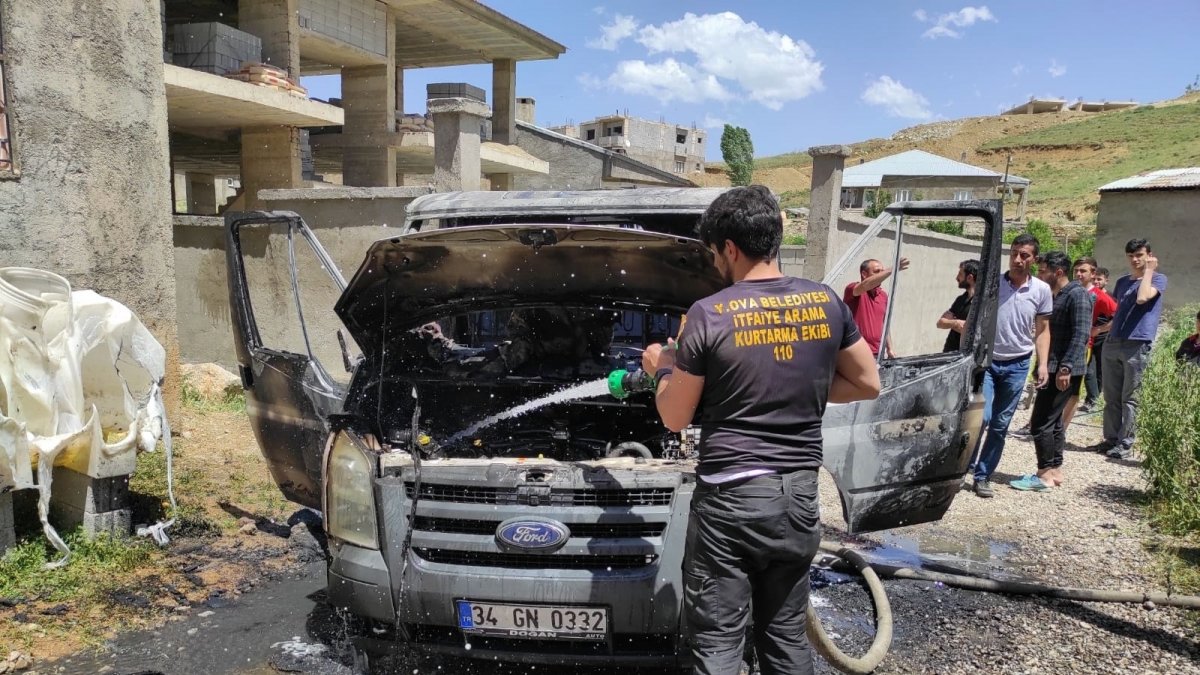 Park halindeki minibüs alev alev yandı