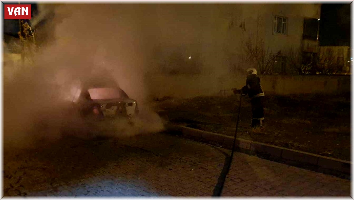 Park halindeki otomobil alev alev yandı