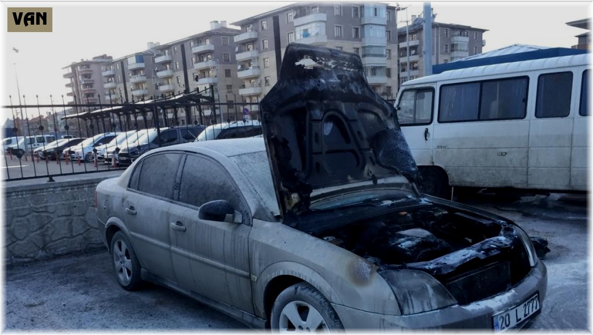 Park halindeki otomobil yanarak kullanılamaz hale geldi