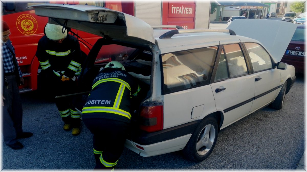 Park halindeki otomobilde elektrik kontağından kaynaklı yangın çıktı