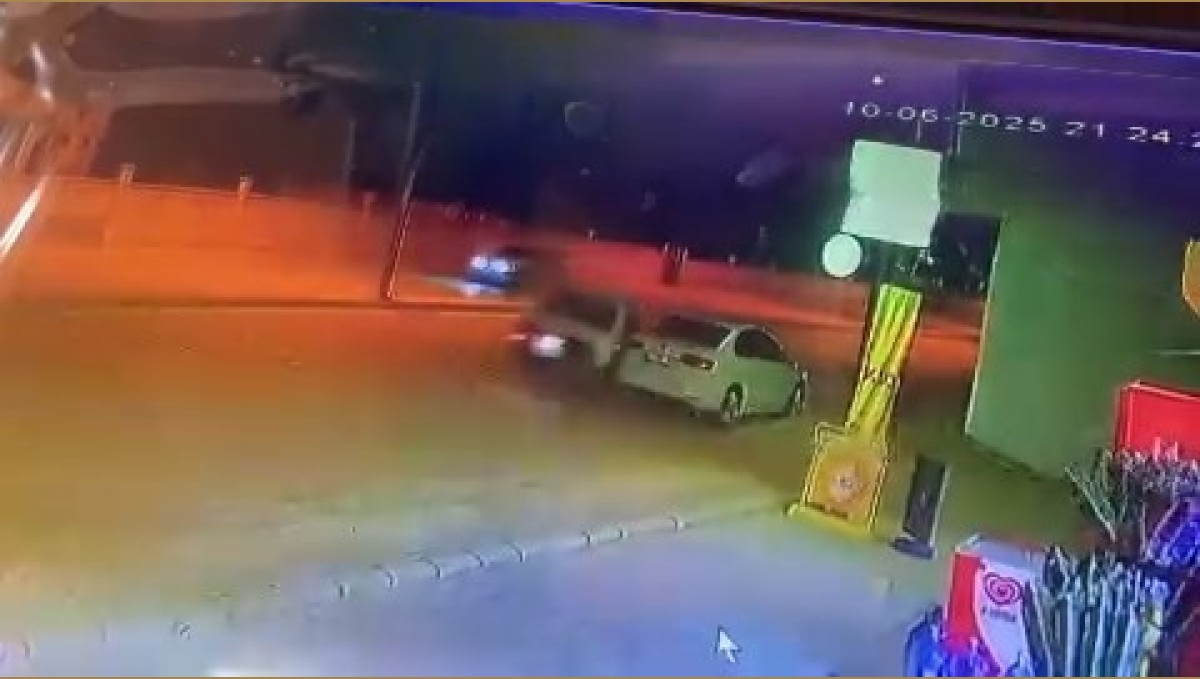 Park halindeki otomobile çarpıp kaçtı: O anlar kamerada