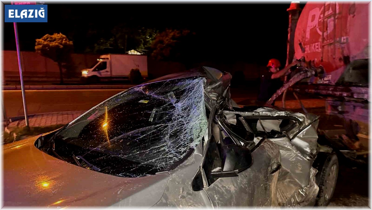 Park halindeki tankerin altına giren otomobil kağıt gibi ezildi: 1 yaralı
