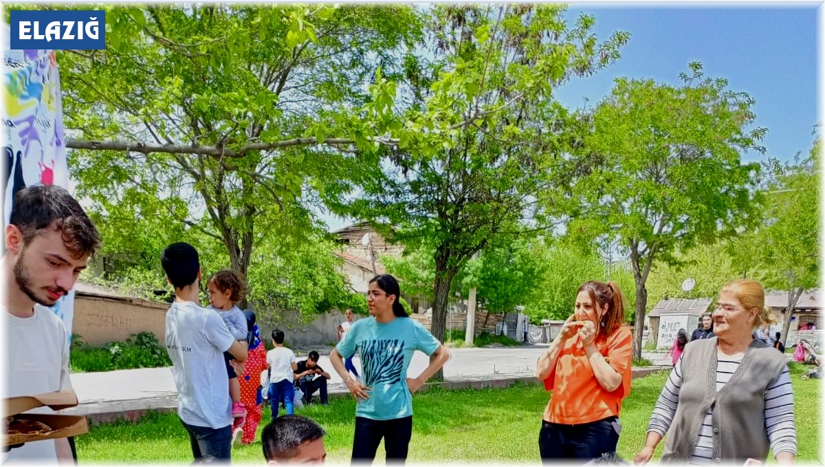 Parkta eğlenen çocuklara pizza sürprizi