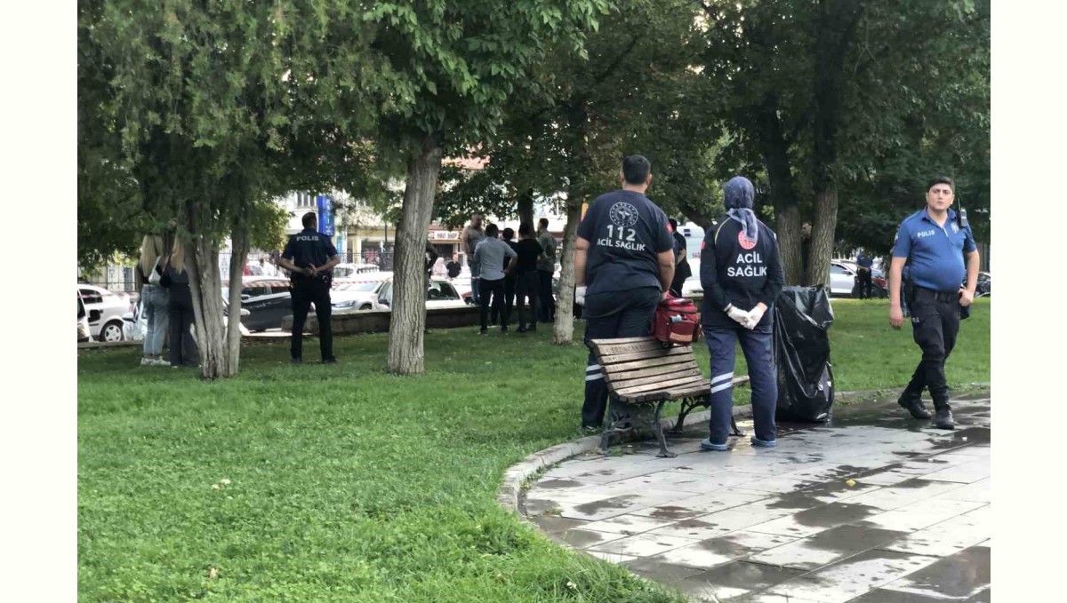 Parkta kızlarının gözü önünde bıçağı boğazına dayayan adamı polisler ikna etti