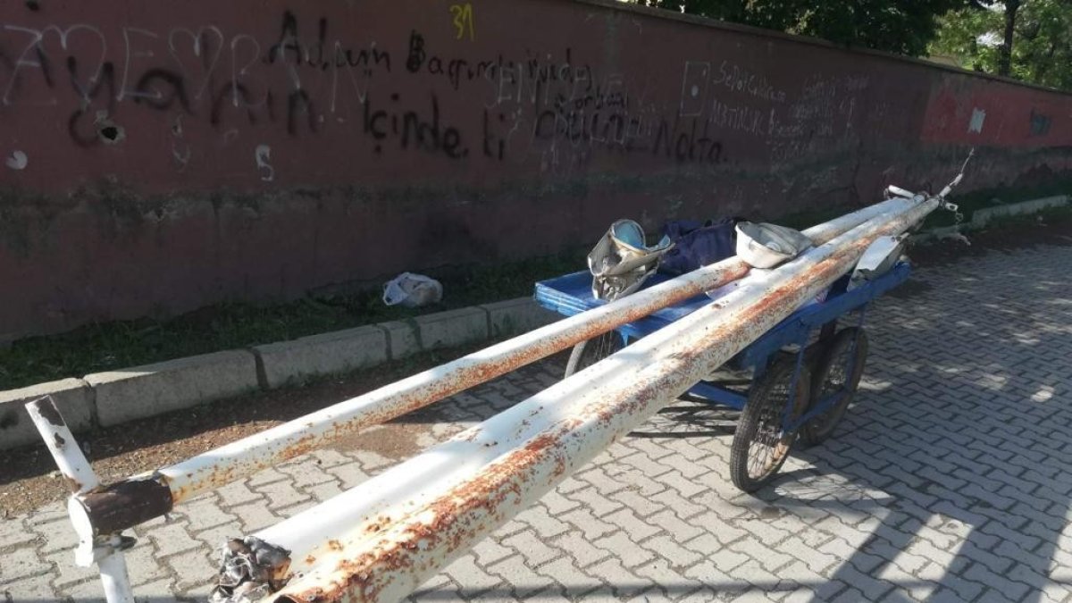 Parktaki elektrik direklerini çalan hırsızlar suçüstü yakalandı