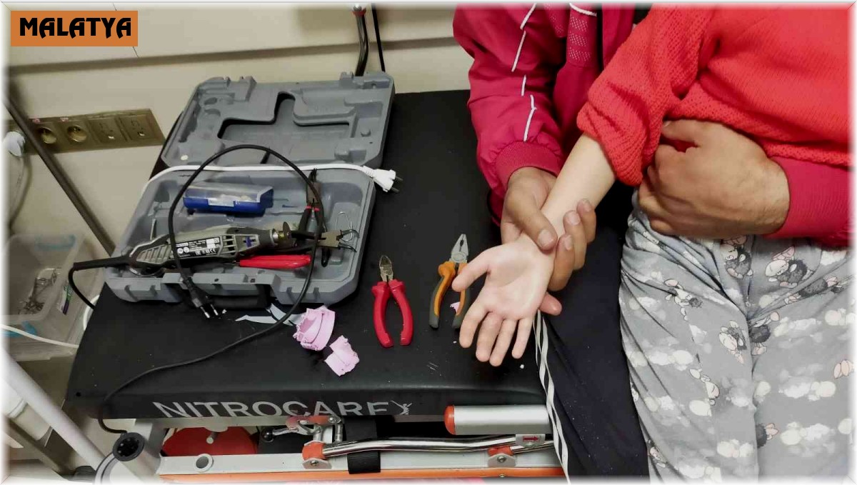 Parmağı suluğa sıkışan çocuğun imdadına itfaiye yetişti