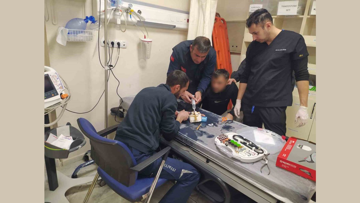 Parmağına sıkışan yüzüğü itfaiye çıkardı