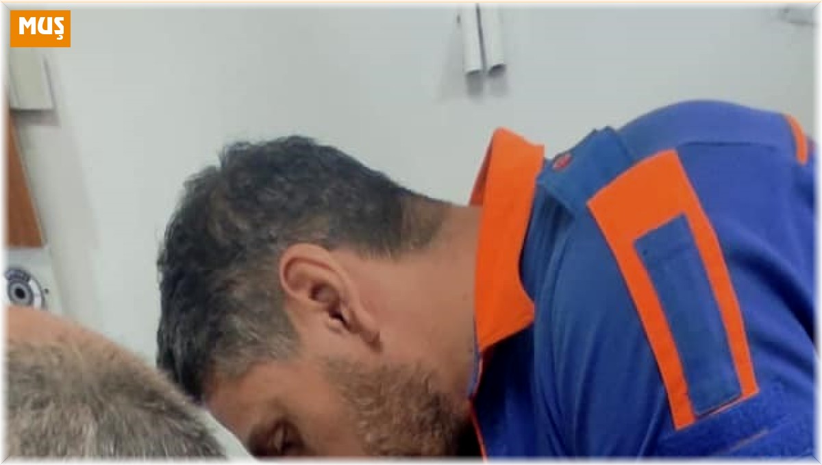 Parmağını çelik kapağa sıkıştıran çocuğun imdadına AFAD ekipleri yetişti