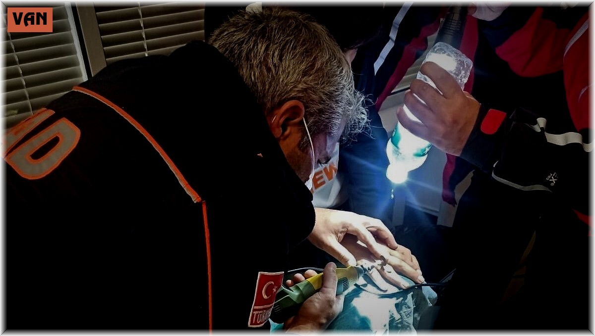 Parmakta sıkışan yüzüğü AFAD ekipleri çıkarttı