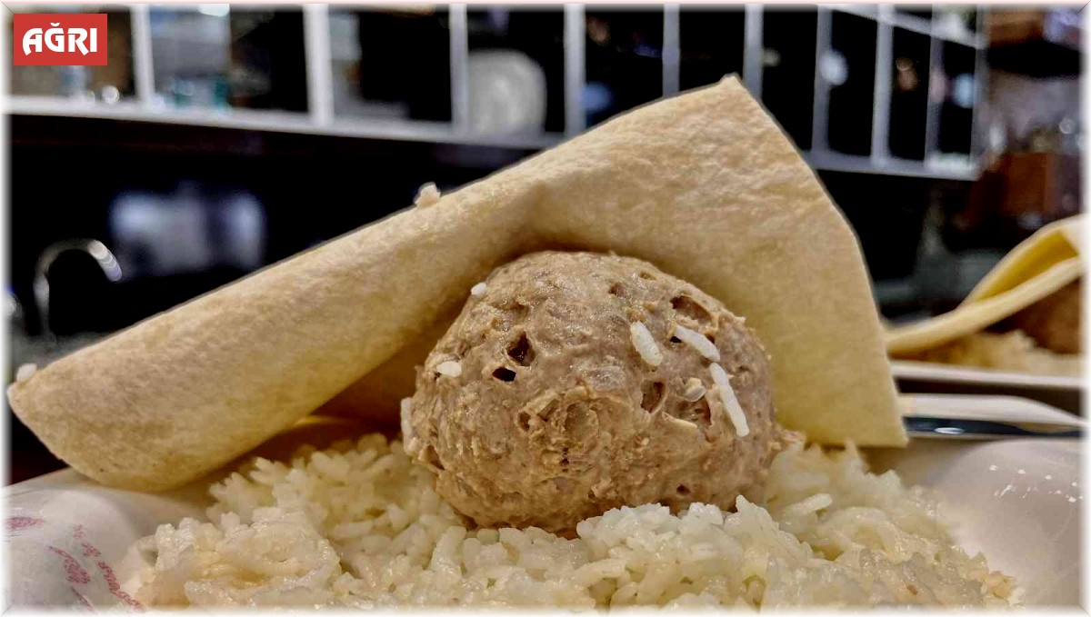 Paşa lezzeti "Abdigör köftesi" taş üstünde dövüldükten sonra sofraları süslüyor