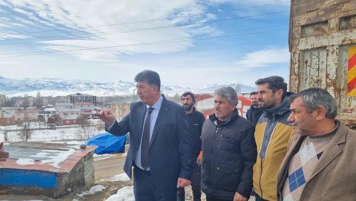 Pasinler Belediyesi'nden metruk bina yıkımı