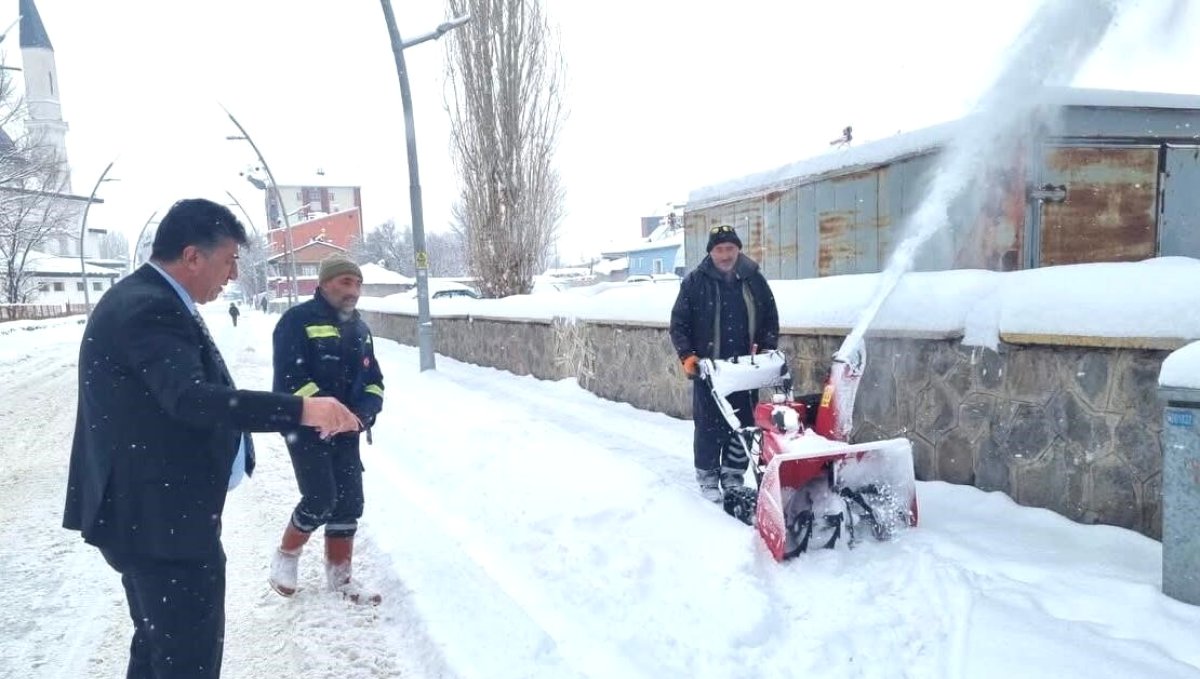 Pasinler'de karla mücadele sürüyor
