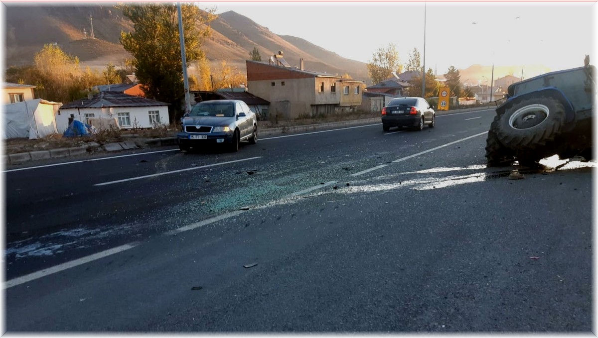 Pasinler'de otomobil traktöre çarptı