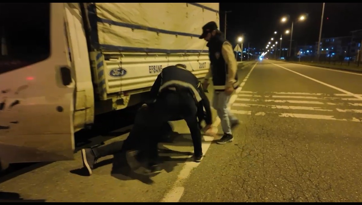 Patates çuvallarının altından kaçak göçmenler çıktı