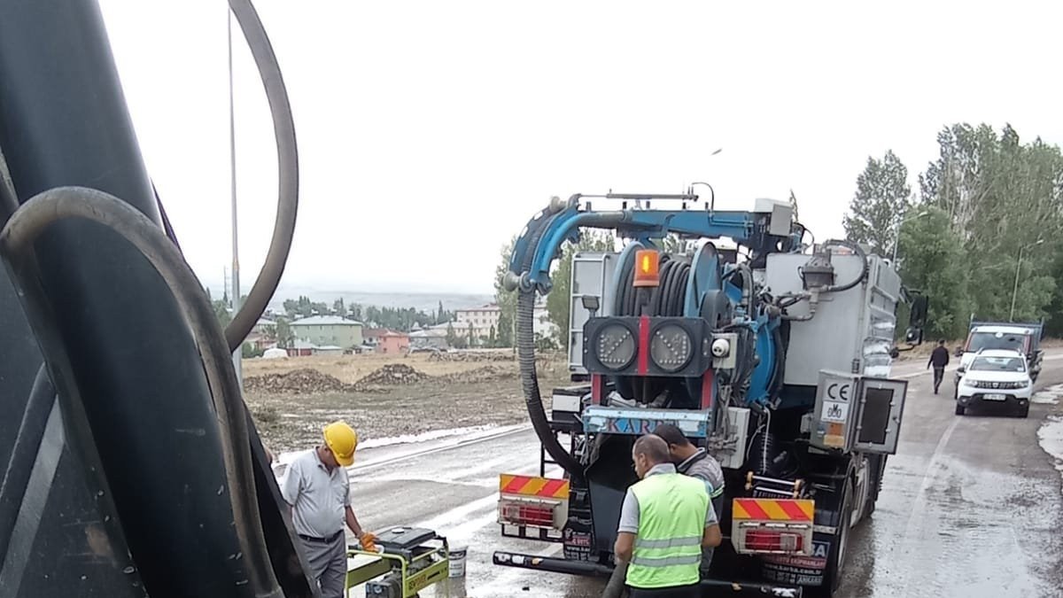 Patlayan su borusu işçilere zor anlar yaşattı