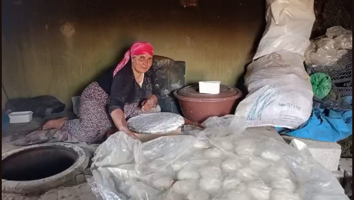 Patnos Aşağı Göçmez Köyünde Tandır Ekmeği Geleneği Yaşatılıyor