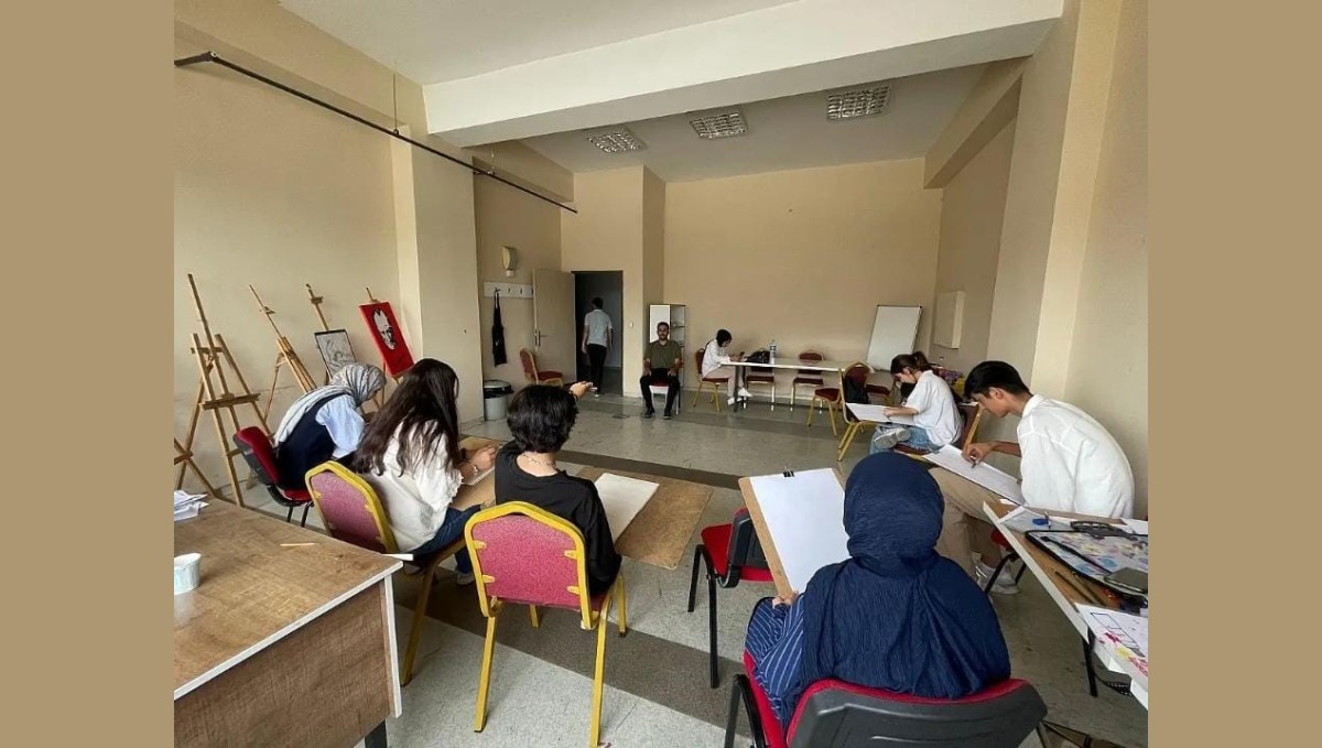 Patnos Gençlik Merkezi'nde Yaz Tatiline Özel Resim Kursu