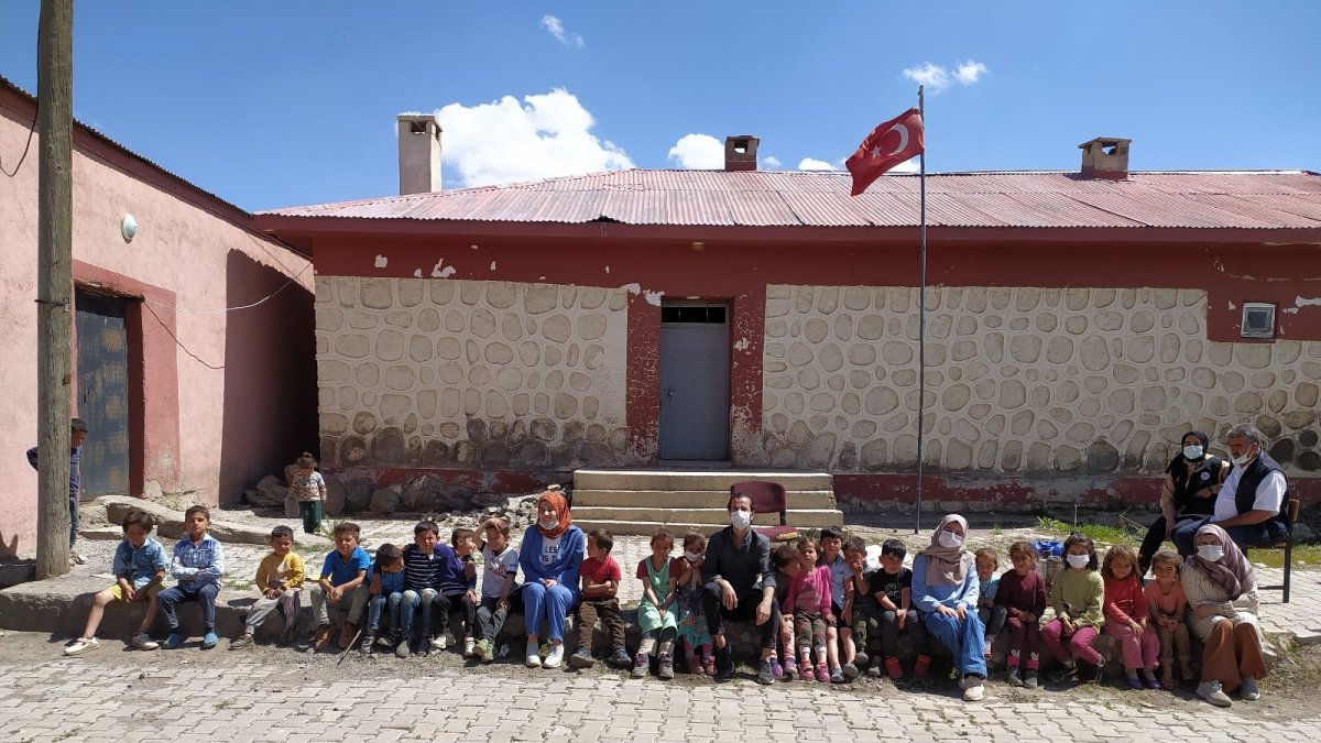 Patnos Güvercinli İlkokulu’nda Kütüphane Kuruldu, Öğrencilere Kırtasiye ve Oyuncak Dağıtıldı