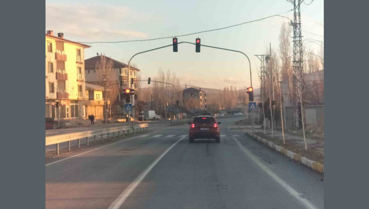Patnos İlçe Merkezindeki Arızalı Trafik Işıkları Yeniden Çalışıyor