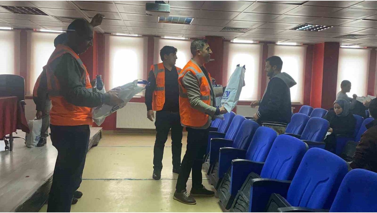 Patnos İyilik Elçileri Özel Öğrencilere Hediye Dağıttı