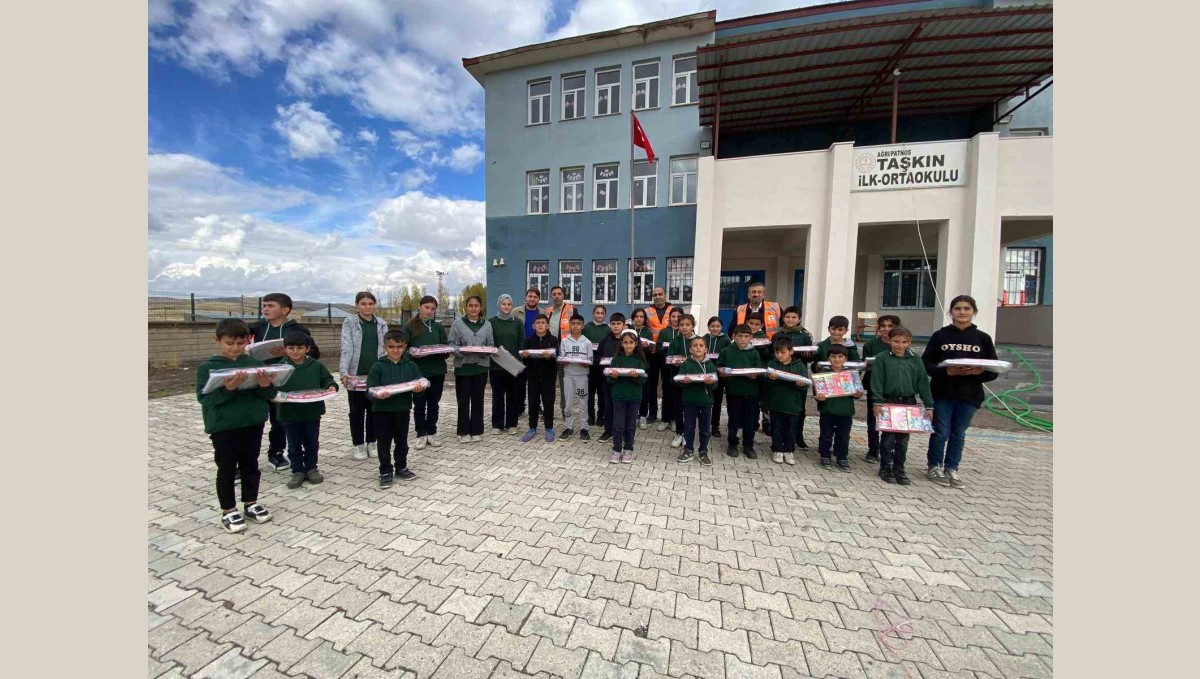 Patnos İyilik Elçileri Taşkın Köyüne Gittiler, Öğrencileri Kırtasiye Malzemeleriyle Sevindirdiler
