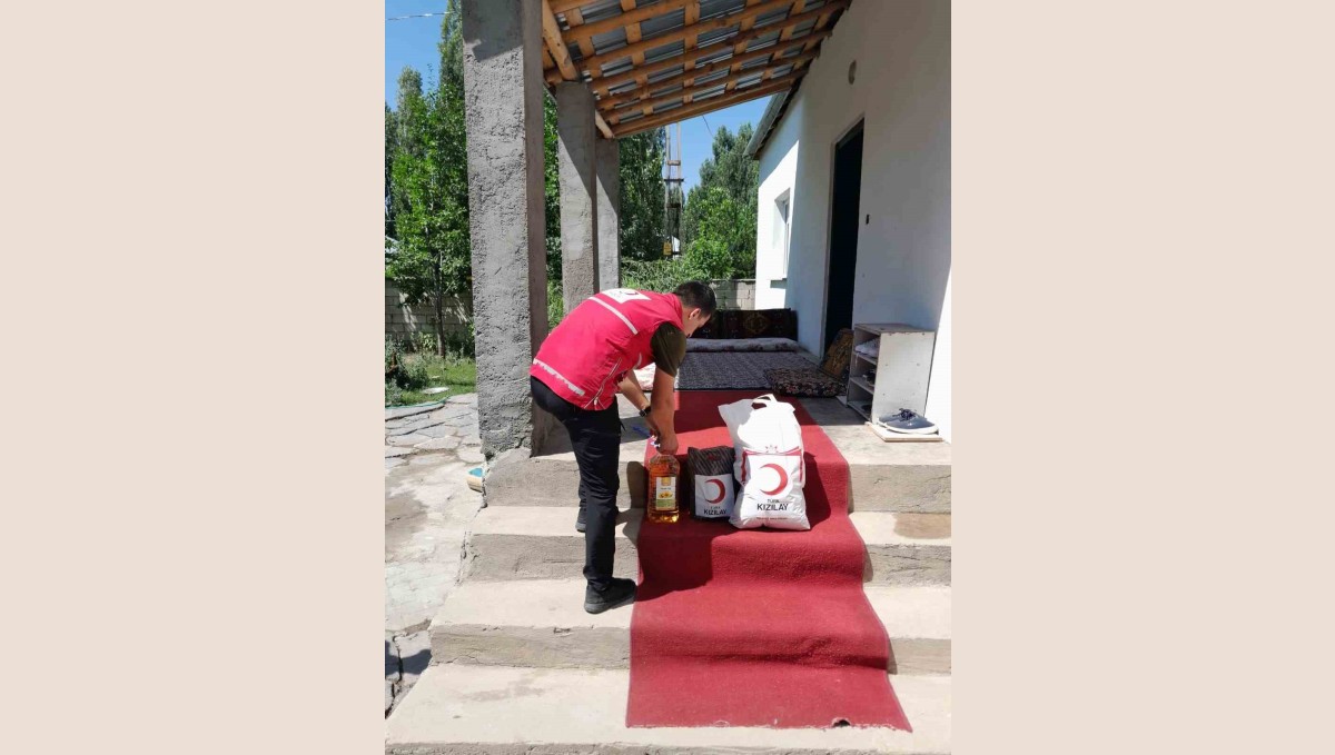 Patnos Kızılay Şubesi ihtiyaç sahiplerinin yanında