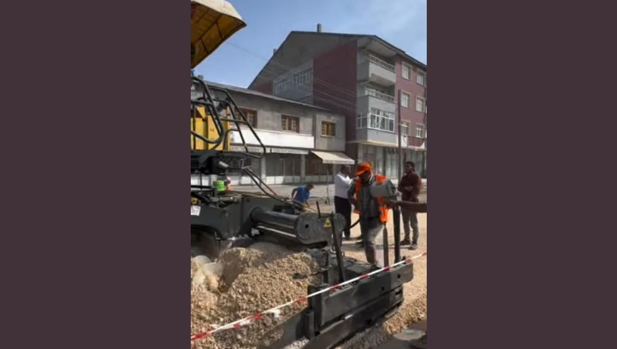 Patnos Malazgirt Caddesi'nde Sıcak Asfalt Çalışmaları Sürüyor