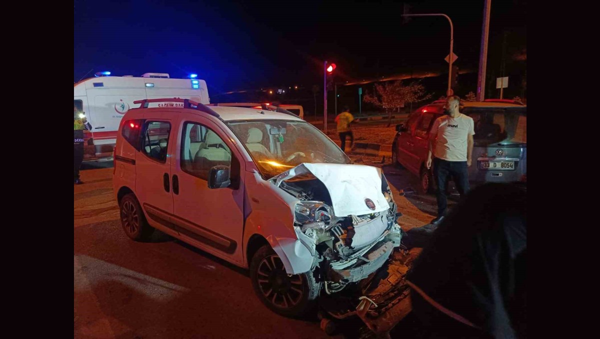 Patnos Sanayi Kavşağı'nda İki Araç Çarpıştı: 3 Kişi Yaralandı