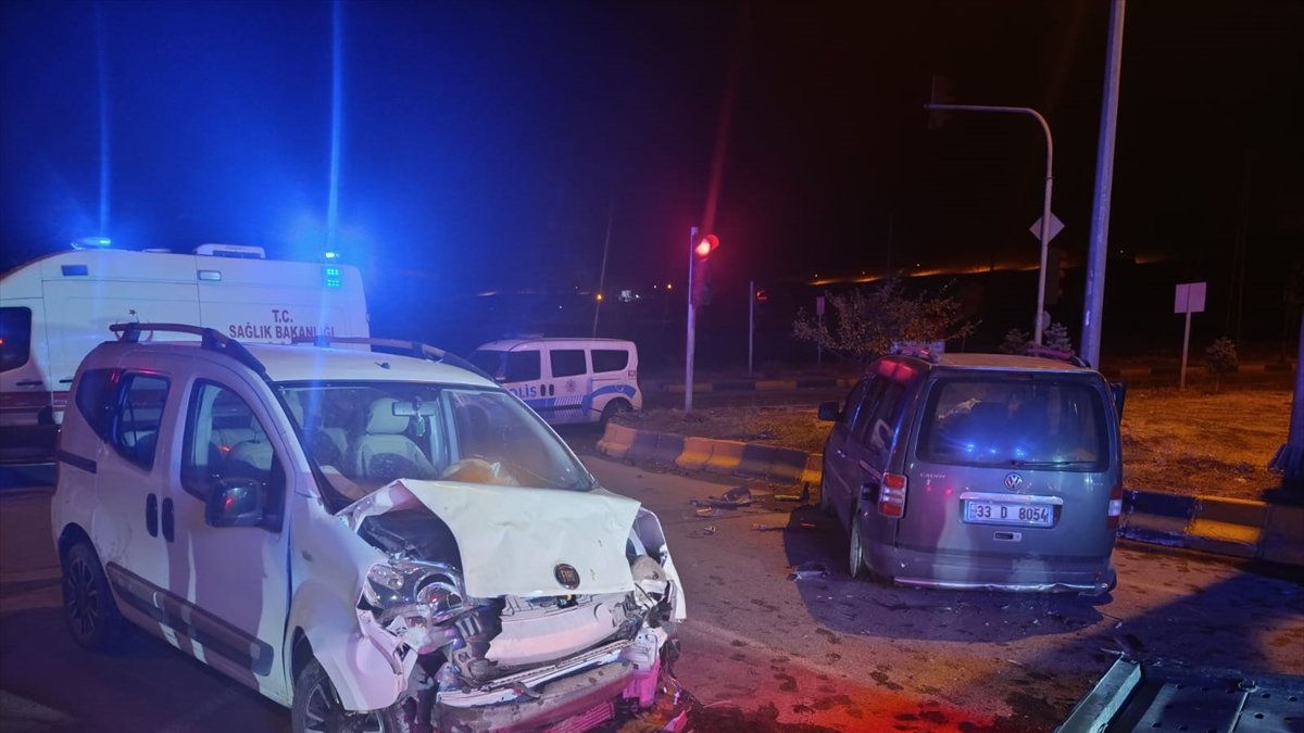 Patnos Sanayi Kavşağı'nda İki Hafif Ticari Araç Çarpıştı: 3 Yaralı
