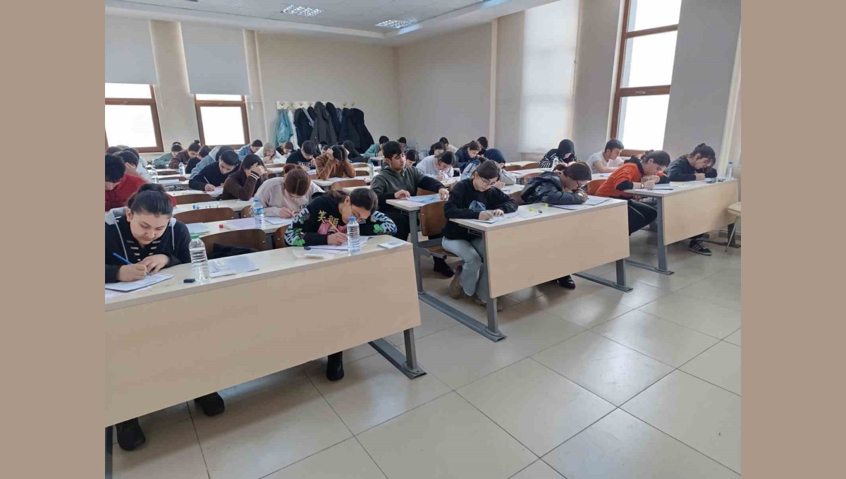 Patnos Selahaddin Eyyubi Fen Lisesi öğrencileri TYT provasına girdi