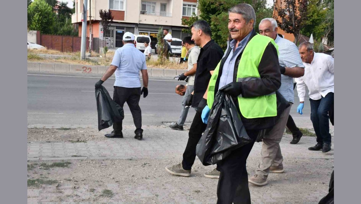 Patnos'ta 8 Kilometrelik Güzergahta Temizlik Seferberliği