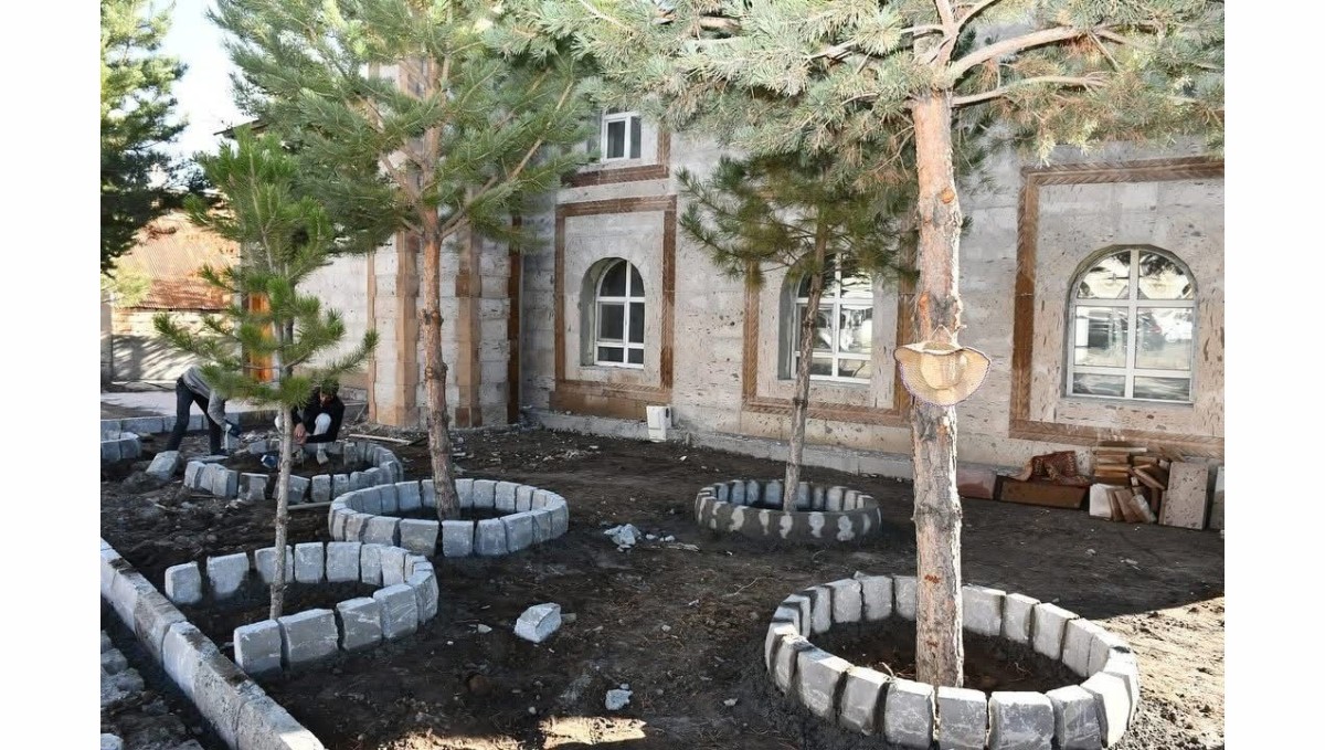 Patnos'ta Alparslan Camii Çevresindeki Düzenleme Çalışmaları Tamamlandı