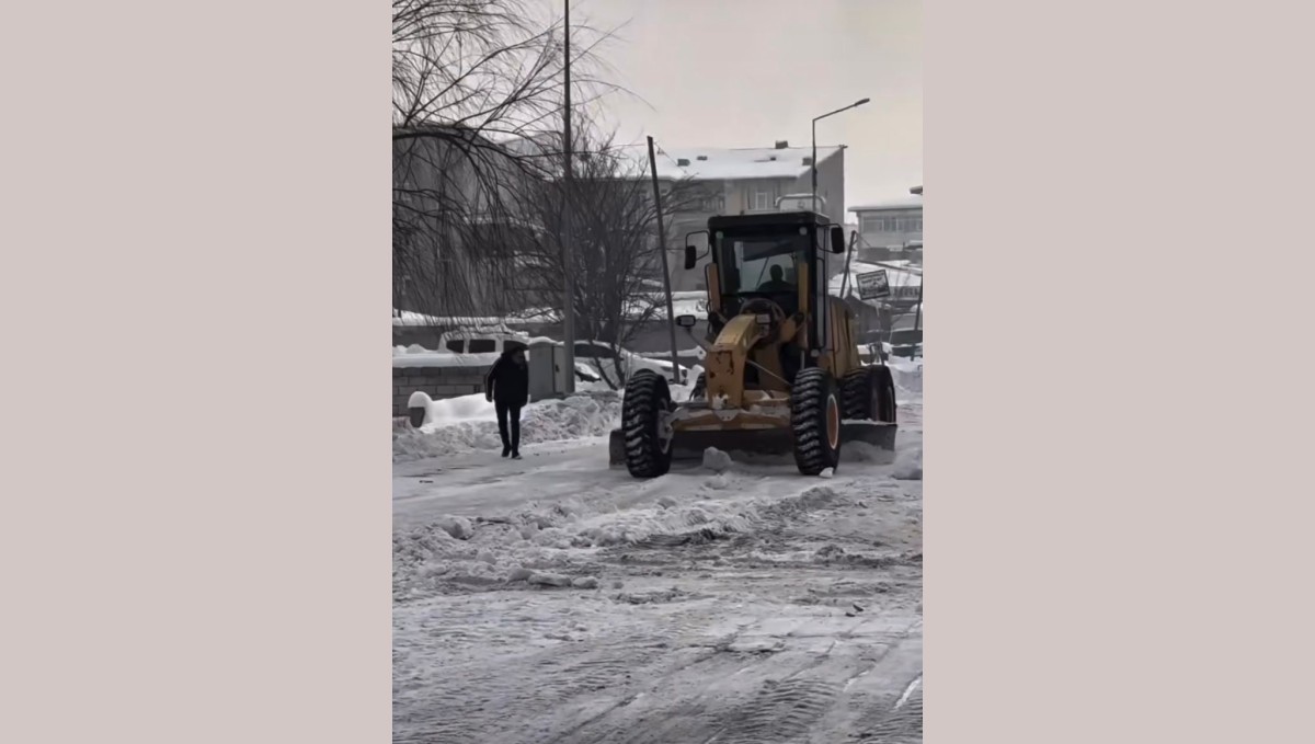 Patnos'ta Cadde ve Sokaklarda Kar Temizleme Çalışmaları Sürüyor