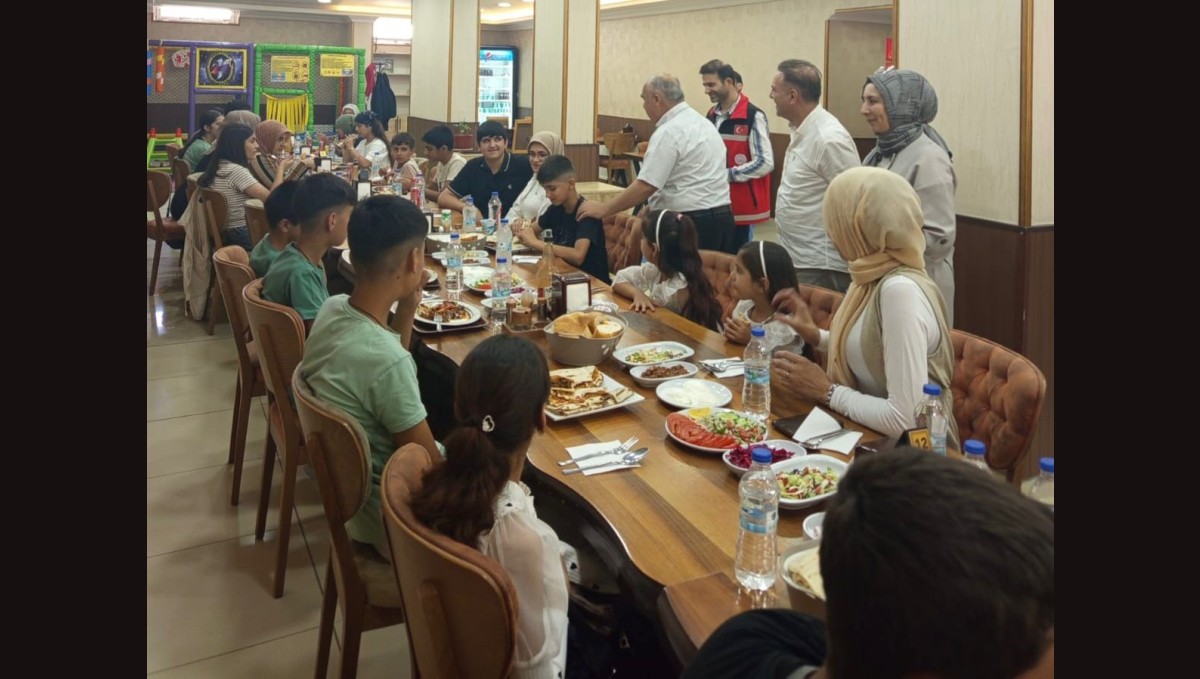 Patnos'ta çocuklara yemek etkinliği