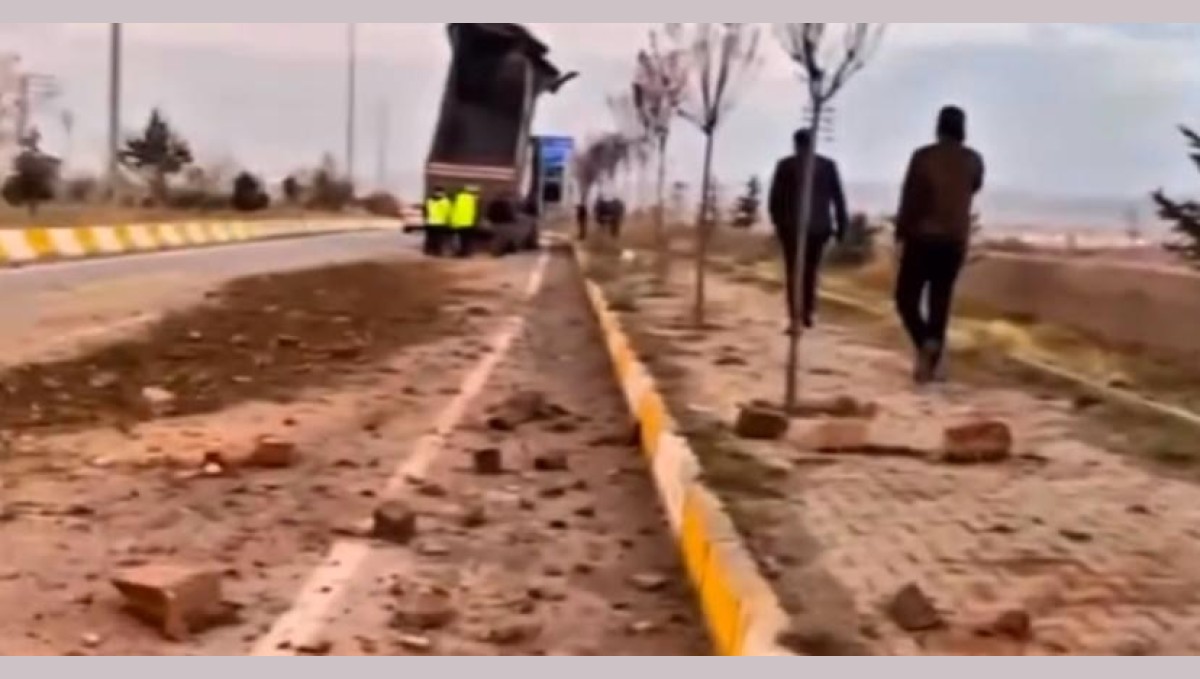 Patnos'ta damperi açık kalan tır kemere çarptı