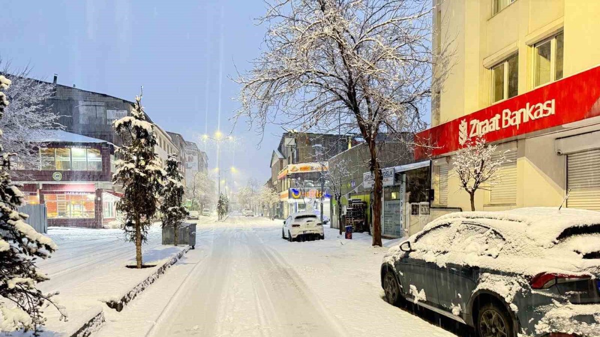 Patnos'ta Hava Bir Gecede Değişti, Sıcaklıklar Düştü, Kar Başladı