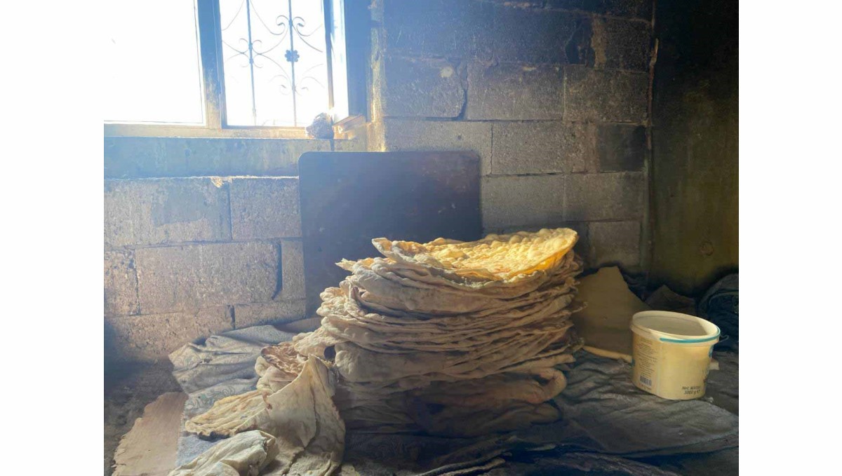 Patnos'ta Kadınlar Kış İçin Tandır Ekmeği Hazırlamaya Başladı