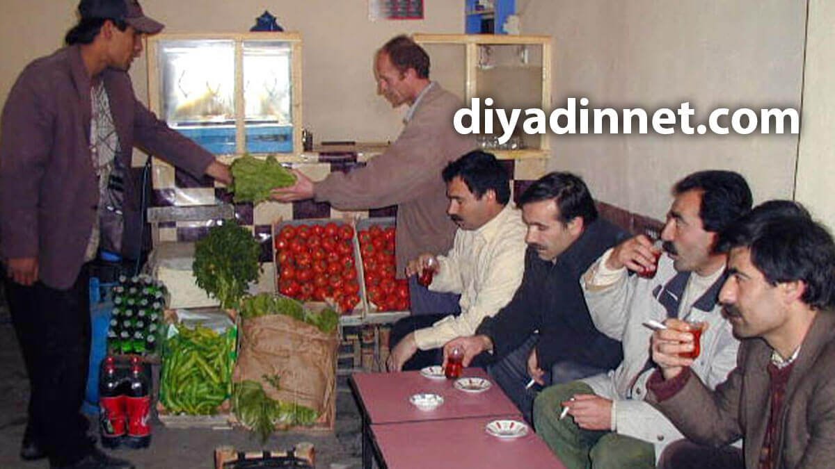 Patnos'ta kahvehaneler müşteri azalınca sebze satmaya başladı