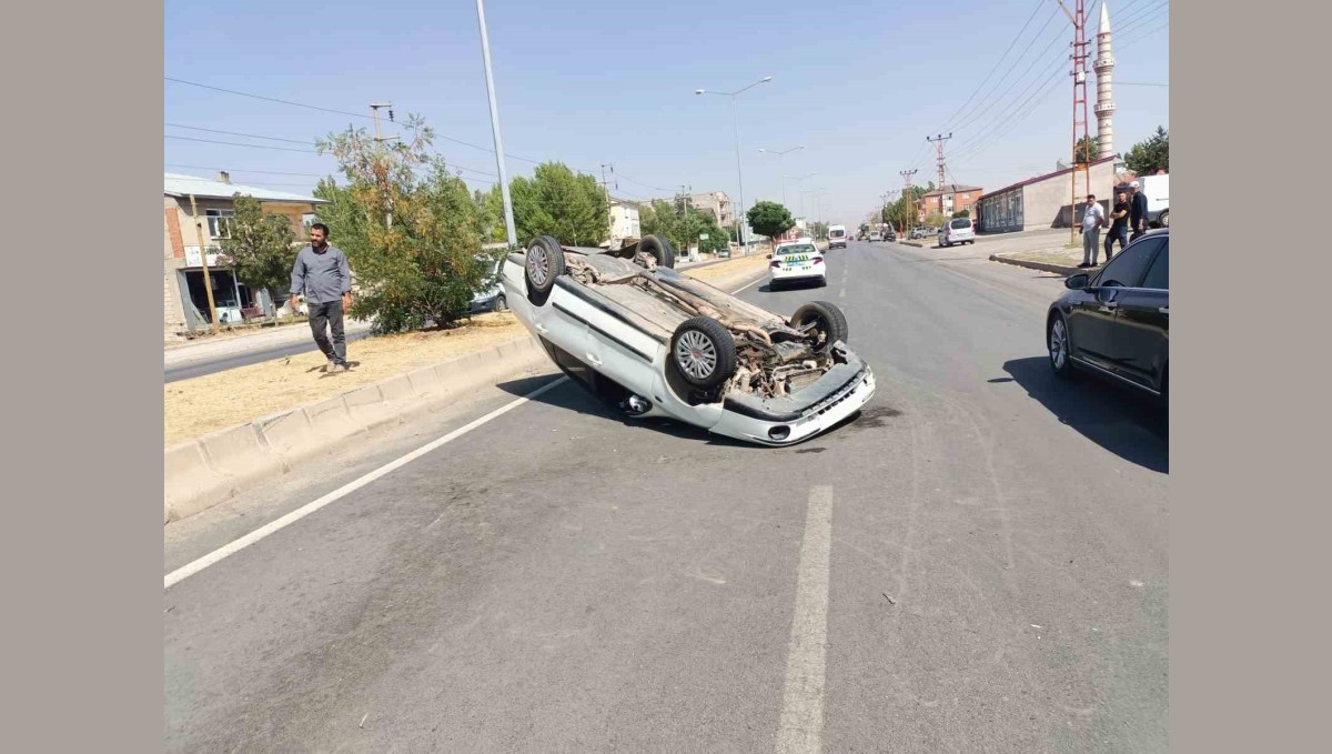 Patnos'ta Kaldırıma Çarpıp Takla Atan Otomobilin Sürücüsü Yaralandı