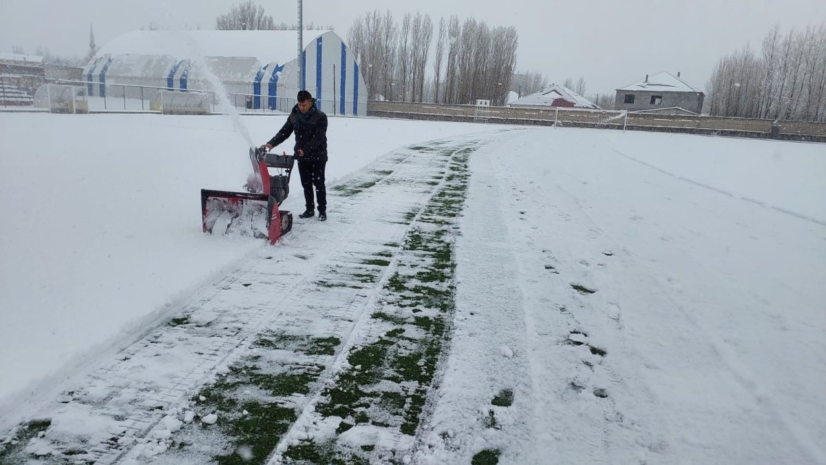 Patnos'ta Kar Temizleme Çalışması: Futbol Sahaları Maçlara Yeniden Hazır