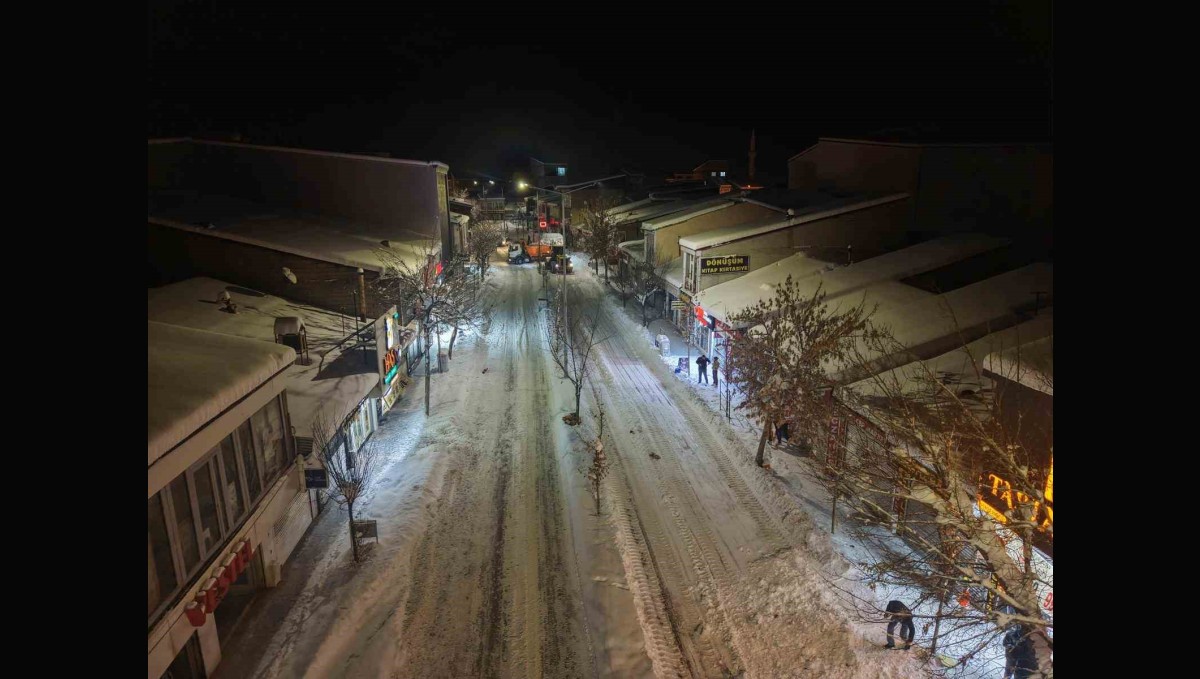 Patnos'ta karla mücadele aralıksız sürüyor